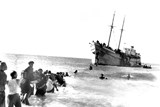 הורדת מעפילים מהאונייה "האומות המאוחדות" בחוף נהריה, ינואר 1948