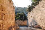 יהודה עמיחי  - הָעִיר מְשַׂחֶקֶת מַחֲבוֹאִים בֵּין שְׁמוֹתֶיהָ