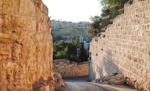 יהודה עמיחי  - הָעִיר מְשַׂחֶקֶת מַחֲבוֹאִים בֵּין שְׁמוֹתֶיהָ