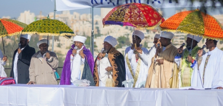 פותחים בברכה 