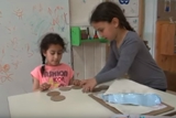 ילדה מנחה חברה במשחק שהמציאה 