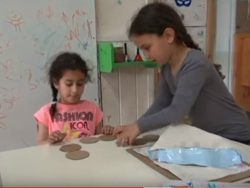 ילדה מנחה חברה במשחק שהמציאה 
