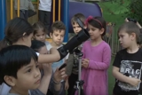 ילדי גן מחפשים את הירח