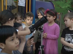 ילדי גן מחפשים את הירח