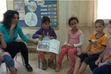 מיכאלה מנחה קבוצת ילדים בתחום ענין אישי שבחרה וחקרה