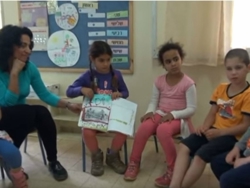 מיכאלה מנחה קבוצת ילדים בתחום עניין אישי שבחרה וחקרה