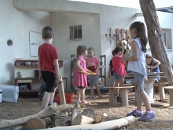משחק ויצירה בחומרים טבעיים