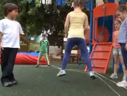 חינוך גופני בחצר פעילה