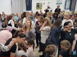 מהדקים קשרים עם הקהילה