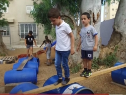 חצר פעילה על הבוקר