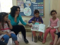 ילדה משתפת בנושא חקר אישי
