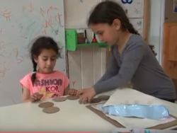 ילדה מנחה חברה במשחק שהמציאה