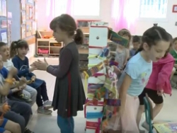 בקדמת הבמה ומאחורי הקלעים
