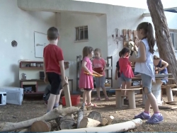משחק ויצירה בחומרים טבעיים