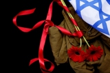 בזריחת נצח יחיה כל ימיו