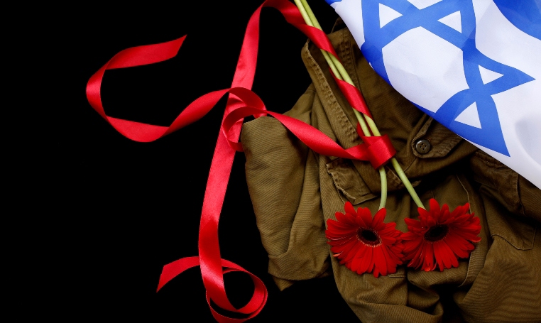 בזריחת נצח יחיה כל ימיו