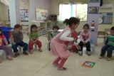 אור מנחה את הילדים בנושא שלמדה בעצמה
