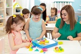 מפגש חשיפה למדריך 'גאומטרייה זה משחק ילדים - במרחב, בבנייה, במשחק וביצירה'