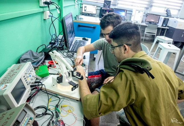 תלמידים בעבודה על פרויקט