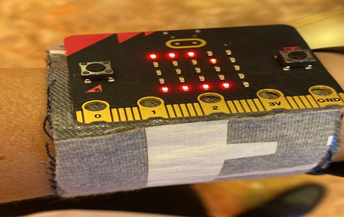 מתכנתים פעילויות עם כרטיס Microbit
