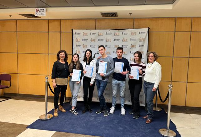 הזוכים באולימפיאדת הביוטכנולוגיה החמישית: לירן באום, מיה עציוני ועמית וינקלר