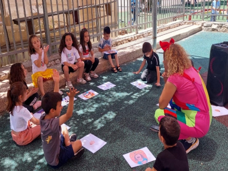מעגל ילדים ומנחה בחצר