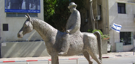 פסל של מאיר דיזנגוף רוכב על סוסתו