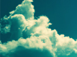 טיסה בין עננים