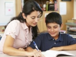 מורה ותלמיד בשיחה פרטנית