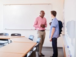 מורה ותלמיד בשיחה פרטנית