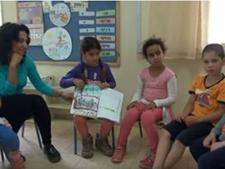 מיכאלה מנחה קבוצת ילדים בתחום עניין אישי שבחרה וחקרה