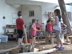 משחק ויצירה בחומרים טבעיים