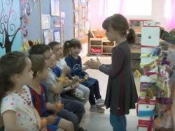 בקדמת הבמה ומאחורי הקלעים