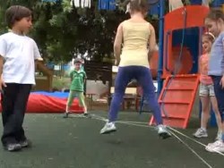 חינוך גופני בחצר פעילה