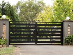 מאחורי השער, בביצוע קובי אוז