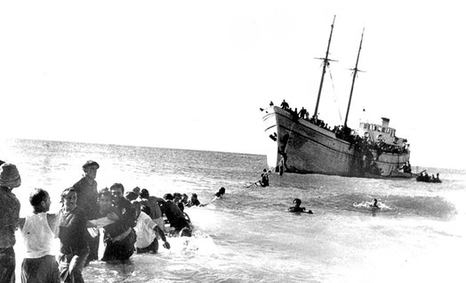 הורדת מעפילים מהאונייה "האומות המאוחדות" בחוף נהריה, ינואר 1948