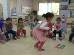 אור מנחה את הילדים בנושא שלמדה בעצמה