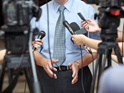 גם עיתונאים הם פוליטיקאים