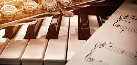 אריאל הורוביץ בעקבות שירי נעמי שמר