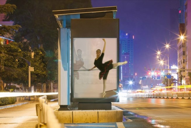 נעה קליפשטיין, אולפנת צביה חיפה, עיצוב תחנת אטובוס  ל״ספיר״ - רקדנית