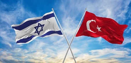 לראשונה זה 15 שנה: שר החוץ הטורקי נחת בישראל