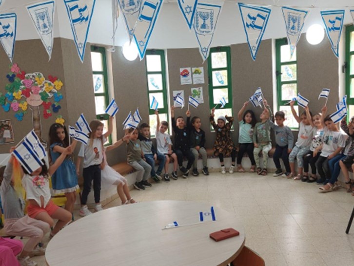 פעילות יום העצמאות עם דגלי ישראל