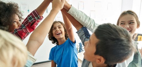 دروس تعليّميّة مع دمج الجانب العاطفيّ والاجتماعيّ والقيميّ