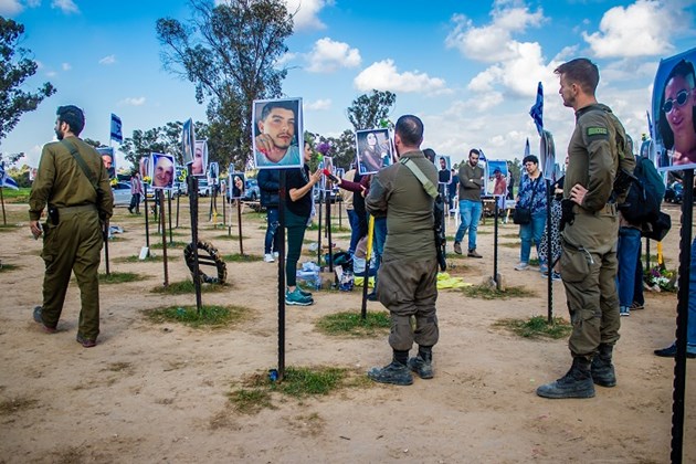 חיילים במיצג הזיכרון של הנובה