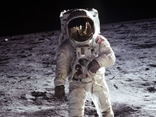 איך הגיע האדם אל הירח? 