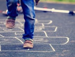 יצחק נבון בשיחה עם שמעון פרנס על שנות ילדותו, מתוך התוכנית חלום לים התיכון