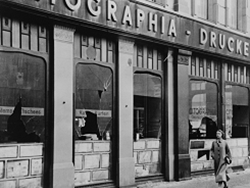 "אדם ללא מולדת", ליל הבדולח