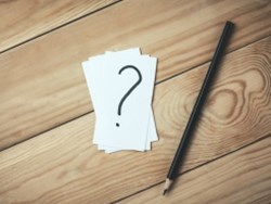 סימון בעיפרון על עץ