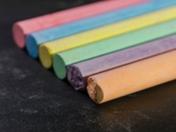 סימון בגיר על בד