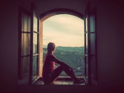 "היא יושבה בחלון", ביאליק